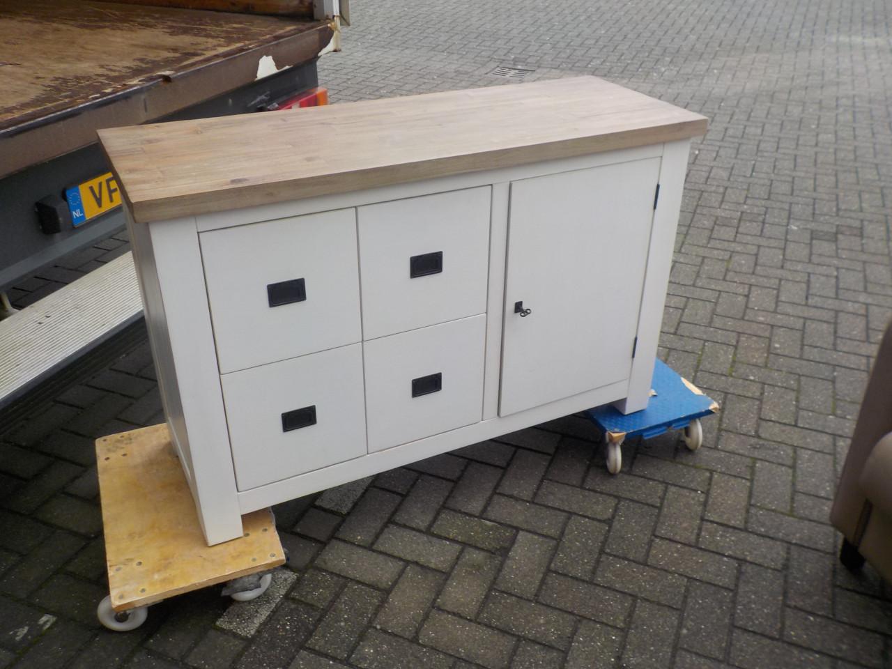 In vrijwel nieuw staat mooie kwaliteit klein dressoir / tv kast + 4 laden