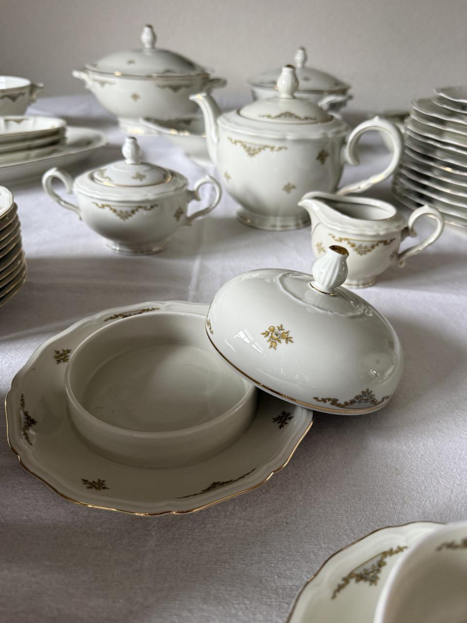 Diverse schalen en borden, theepot e.d.