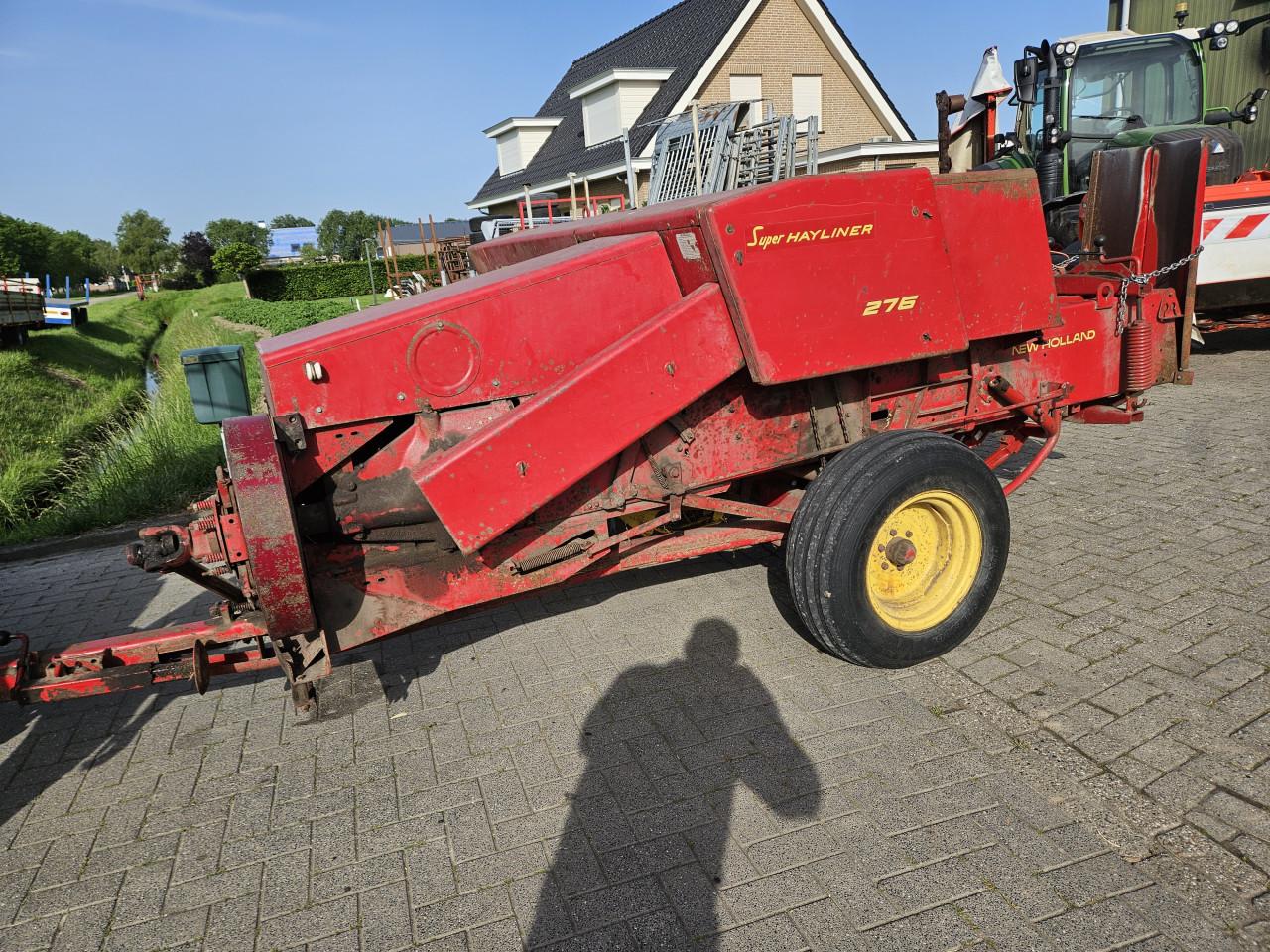 Kleine pakkenpers New Holland 276