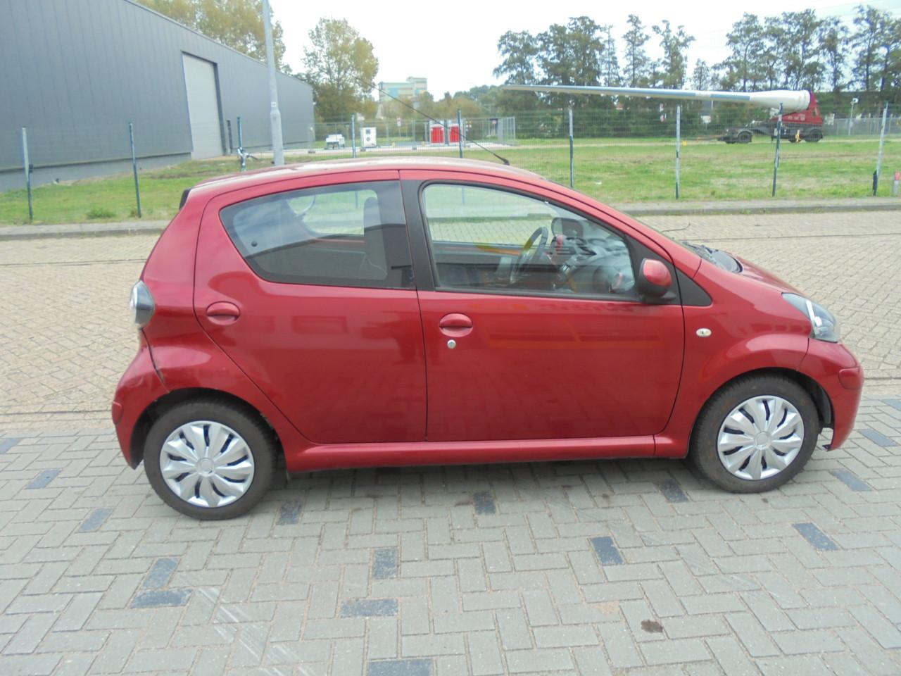 Betrouwbare & Zuinige Toyota Aygo 1.0 Aspiration Red Navigator € 1.250