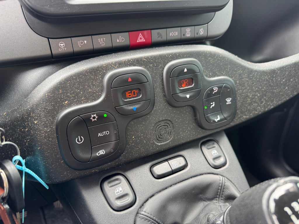 Fiat Panda 1.0 hybrid cross * stoel + voorruit verwarming * airco * bluetoo