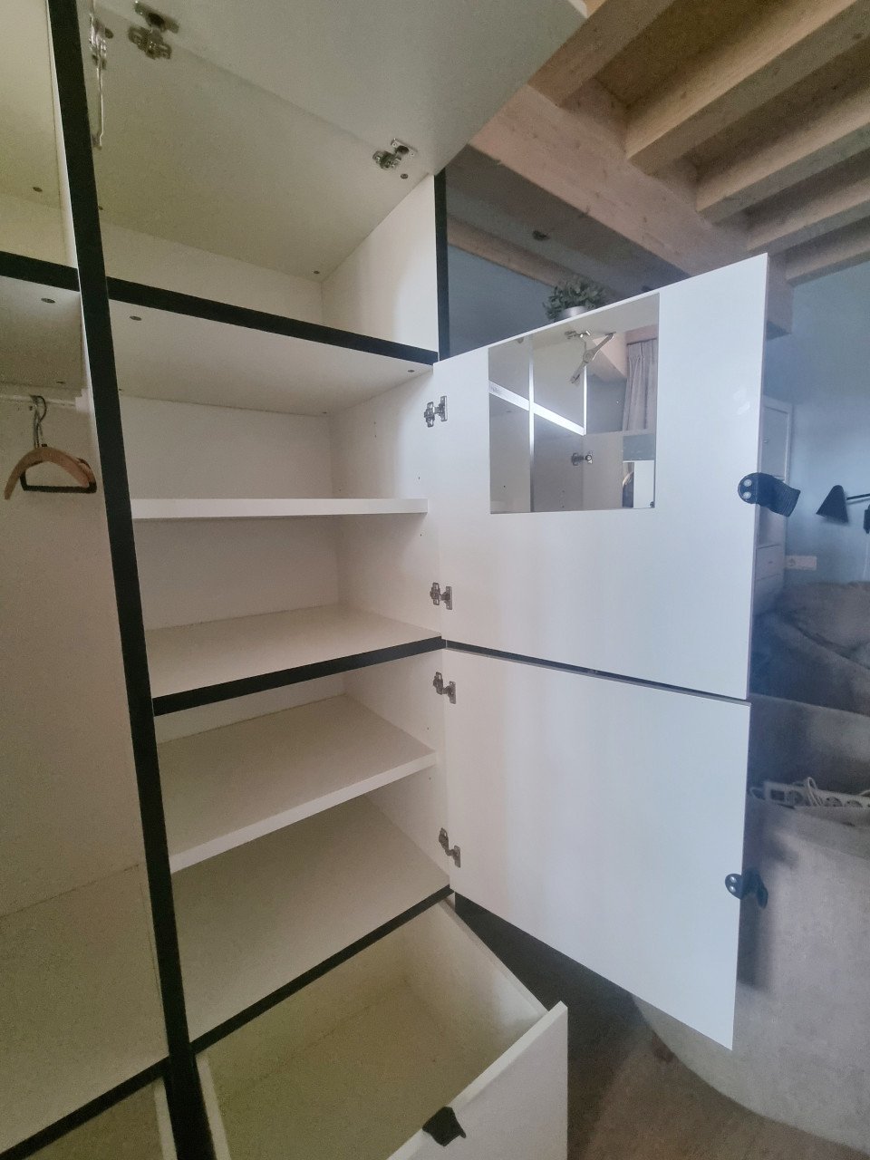 Degelijke, stoere kledingkast “Odda” van Ikea