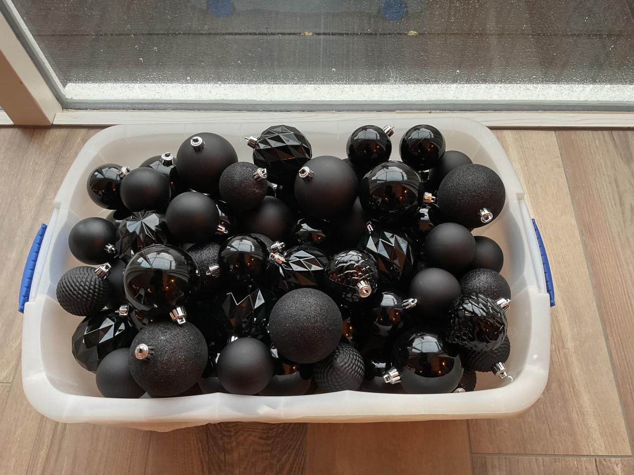 100 zwarte gesorteerde kerstballen onbreekbaar Intratuin