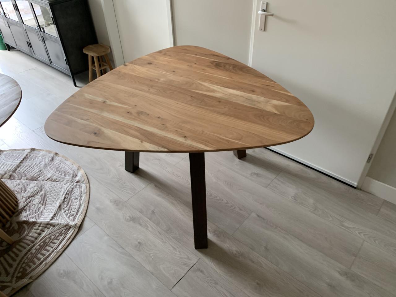 Eettafel model triangel