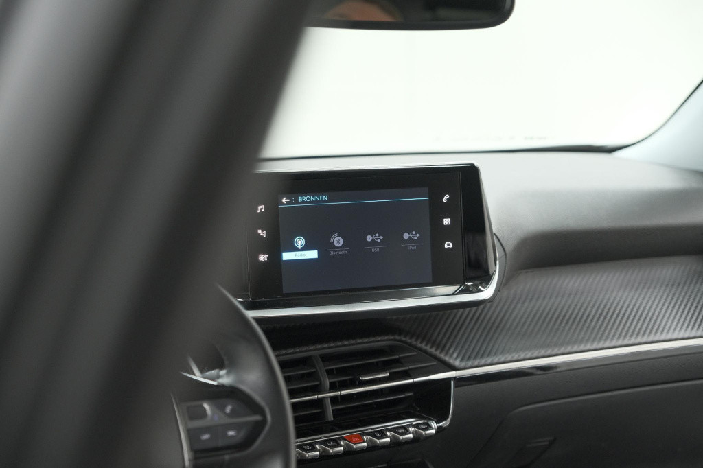 Peugeot 2008 puretech 130 eat8 allure | parkeersensoren | navigatie | apple