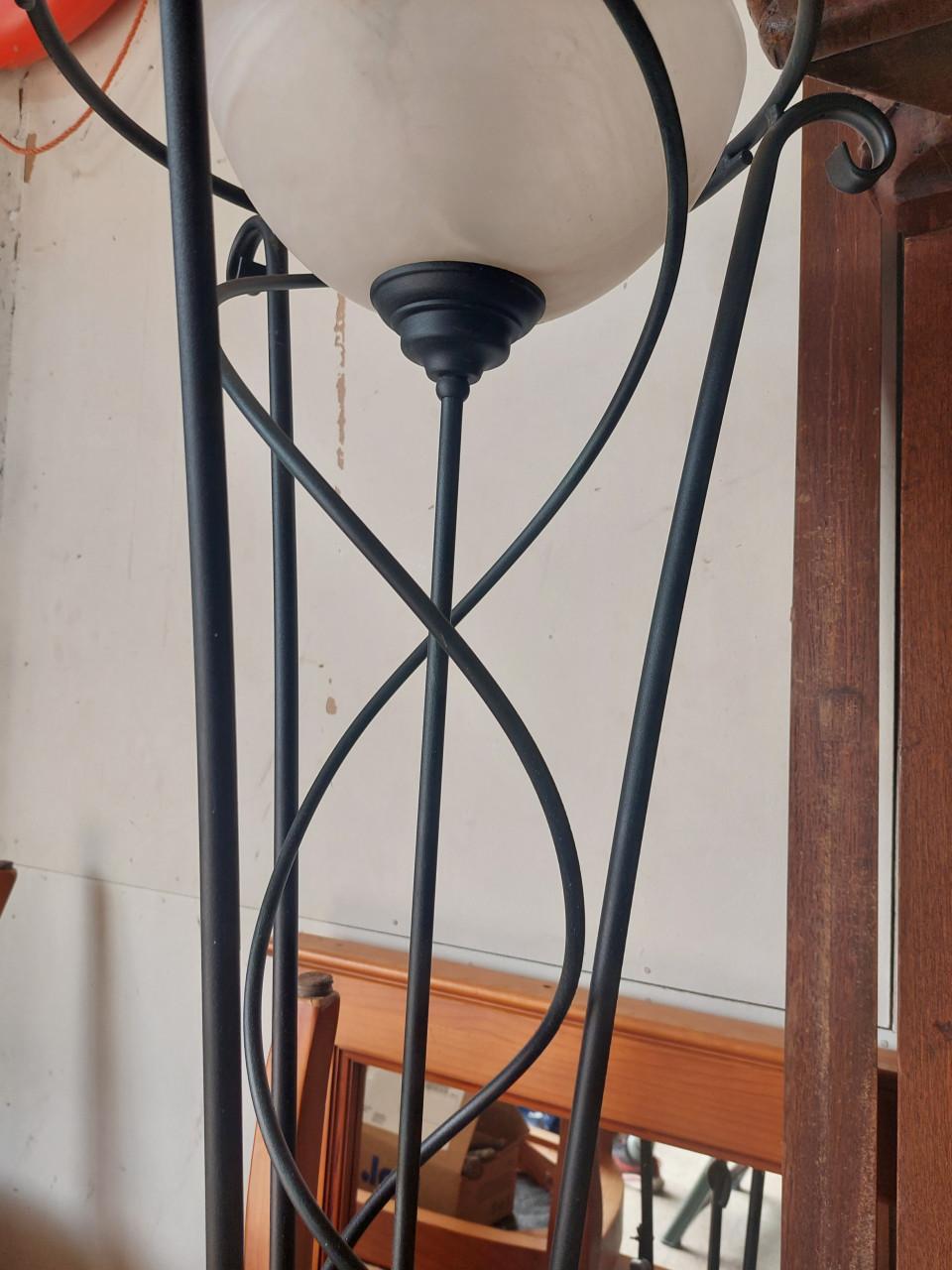 Stijlvolle staande lamp met glazen kap