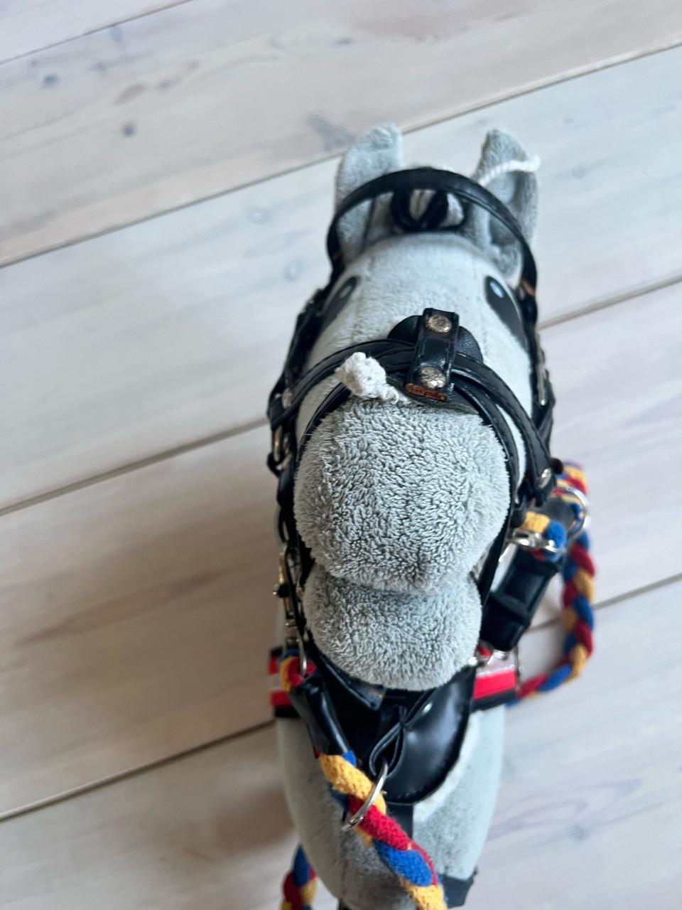 Stokpaard met accessoires in goede staat