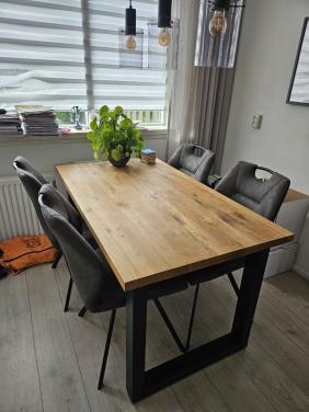 Mooie eikenhouten tafel te koop met zwart stalen poten.