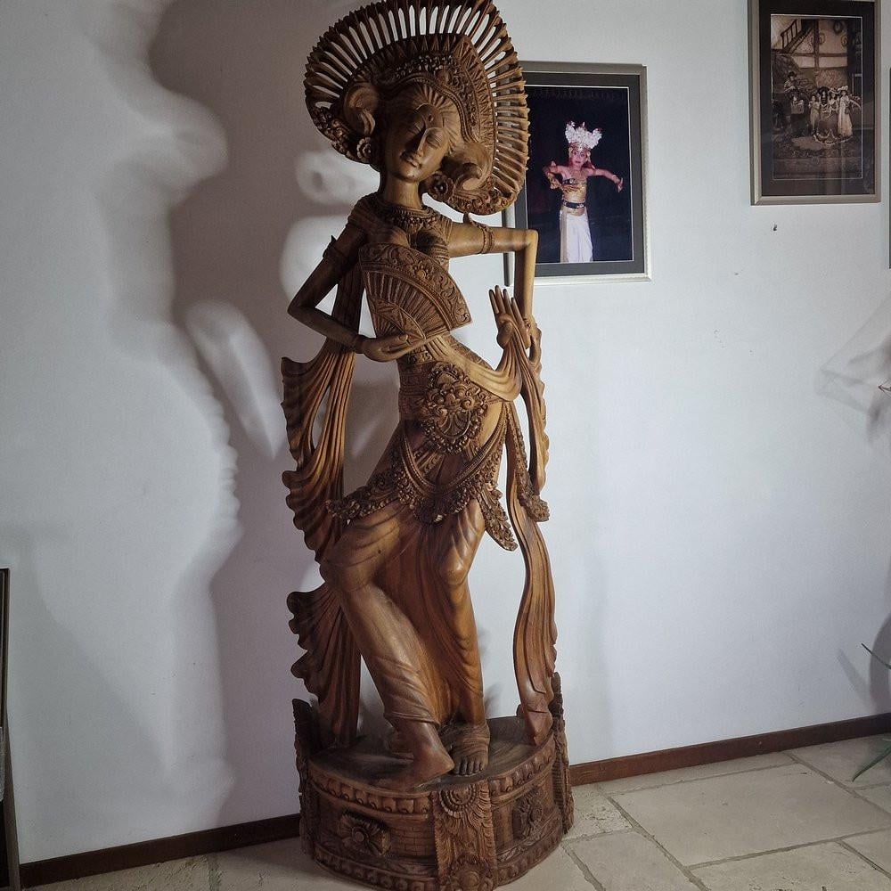 Massief houten beeld uit Bali met prachtig verfijnd houtsnijwerk