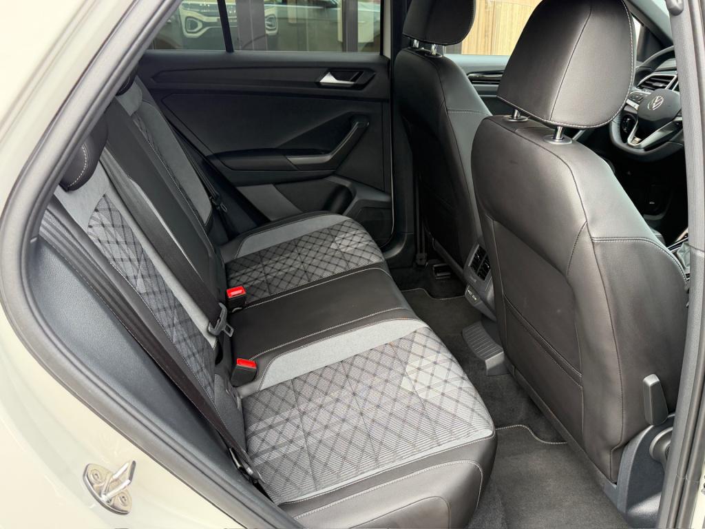 Volkswagen T-roc 1.5 tsi 150pk dsg r-line | trekhaak | camera | keyless | e