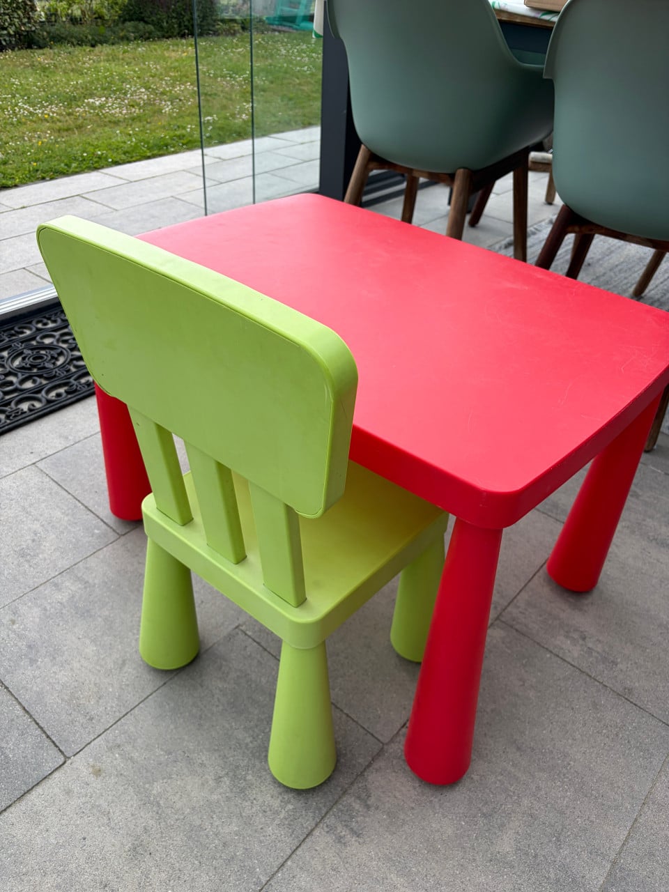 IKEA kindertafel rood met 2 groene stoeltjes