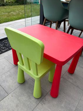 IKEA kindertafel rood met 2 groene stoeltjes