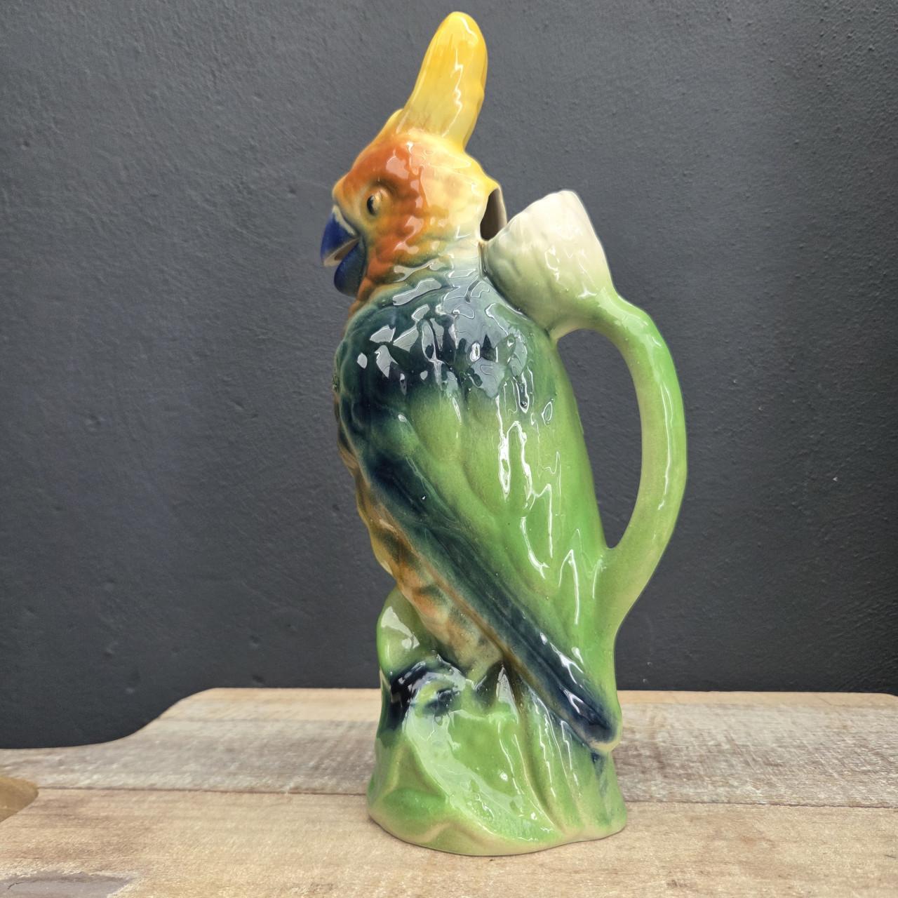 Brocante barbotine aardewerk waterkan van St Clement, papegaai