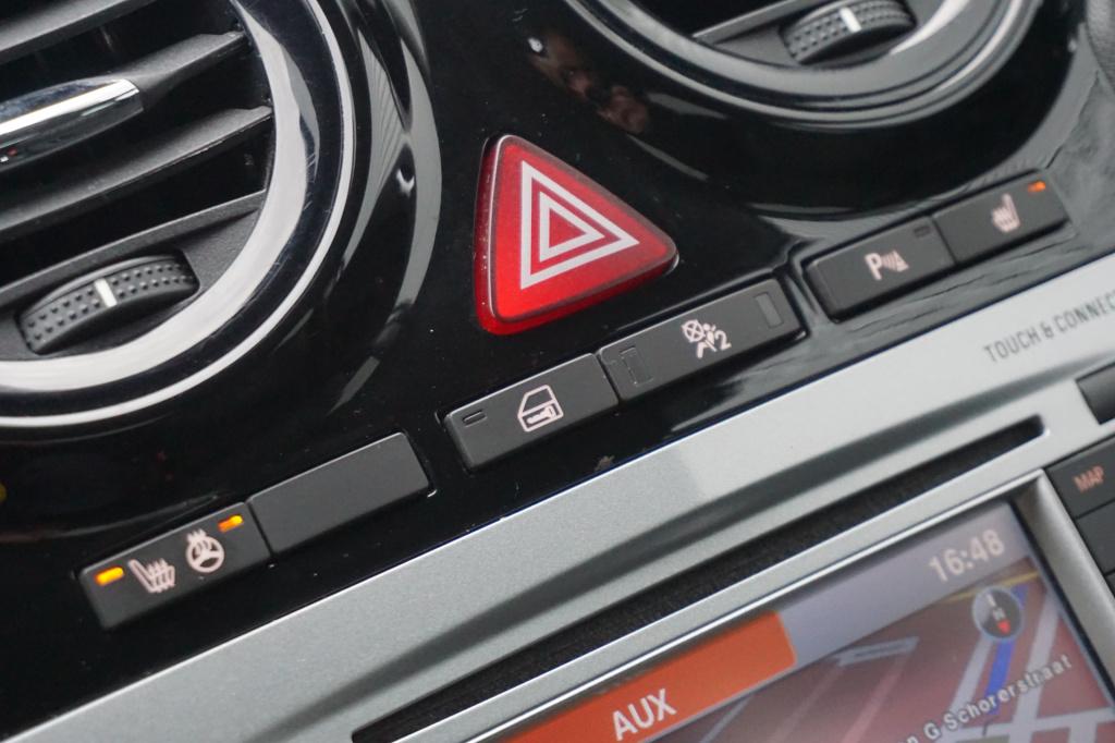 Opel Corsa 1.4-16v airco / navi / cruise / stoelverw. / parkeers. / elektr.