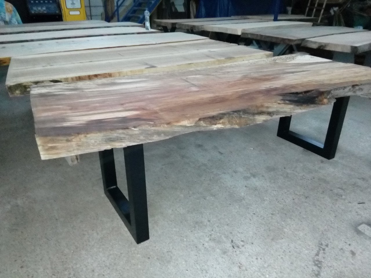 Houten tafels in Boomstamvorm, planken Tafelbladen, decoratie bartafel