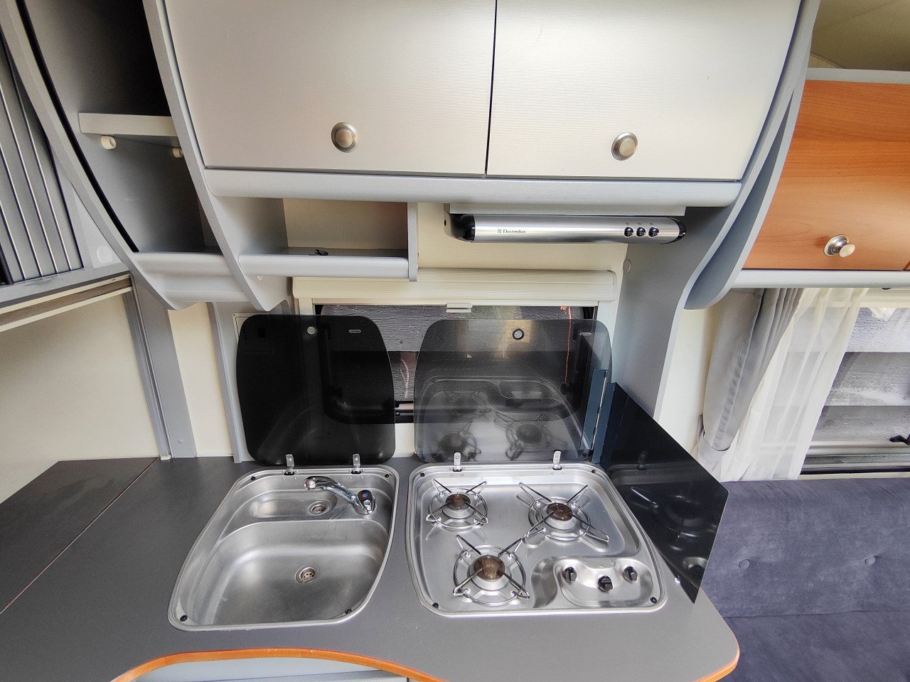Luxe Kip caravan zeer compleet, incl. voortent en luifel.