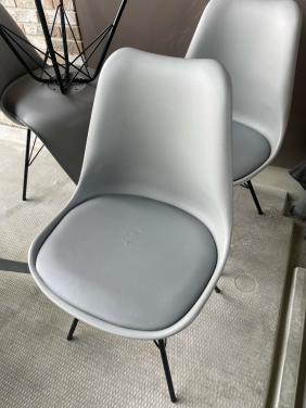4 grijze stoelen