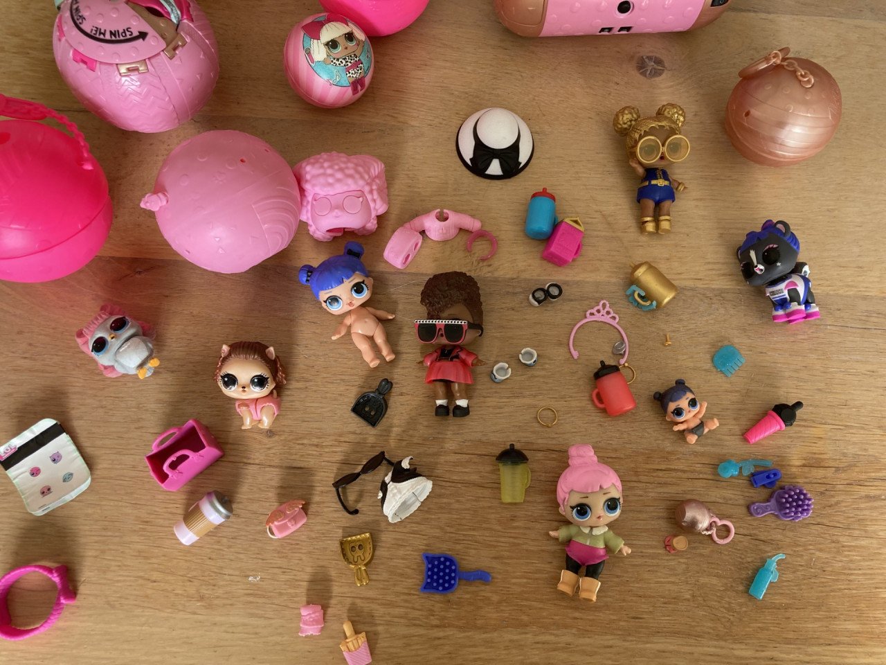 Pakket LOL Surprise met popjes, baby, huisdieren en accessoires