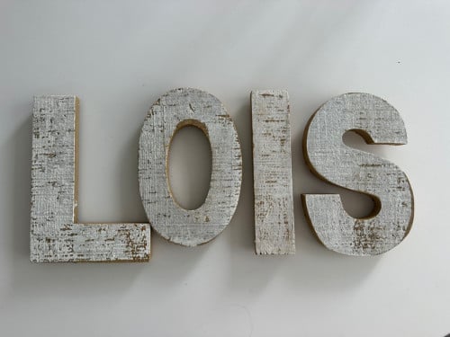 Letters hout “LOIS”