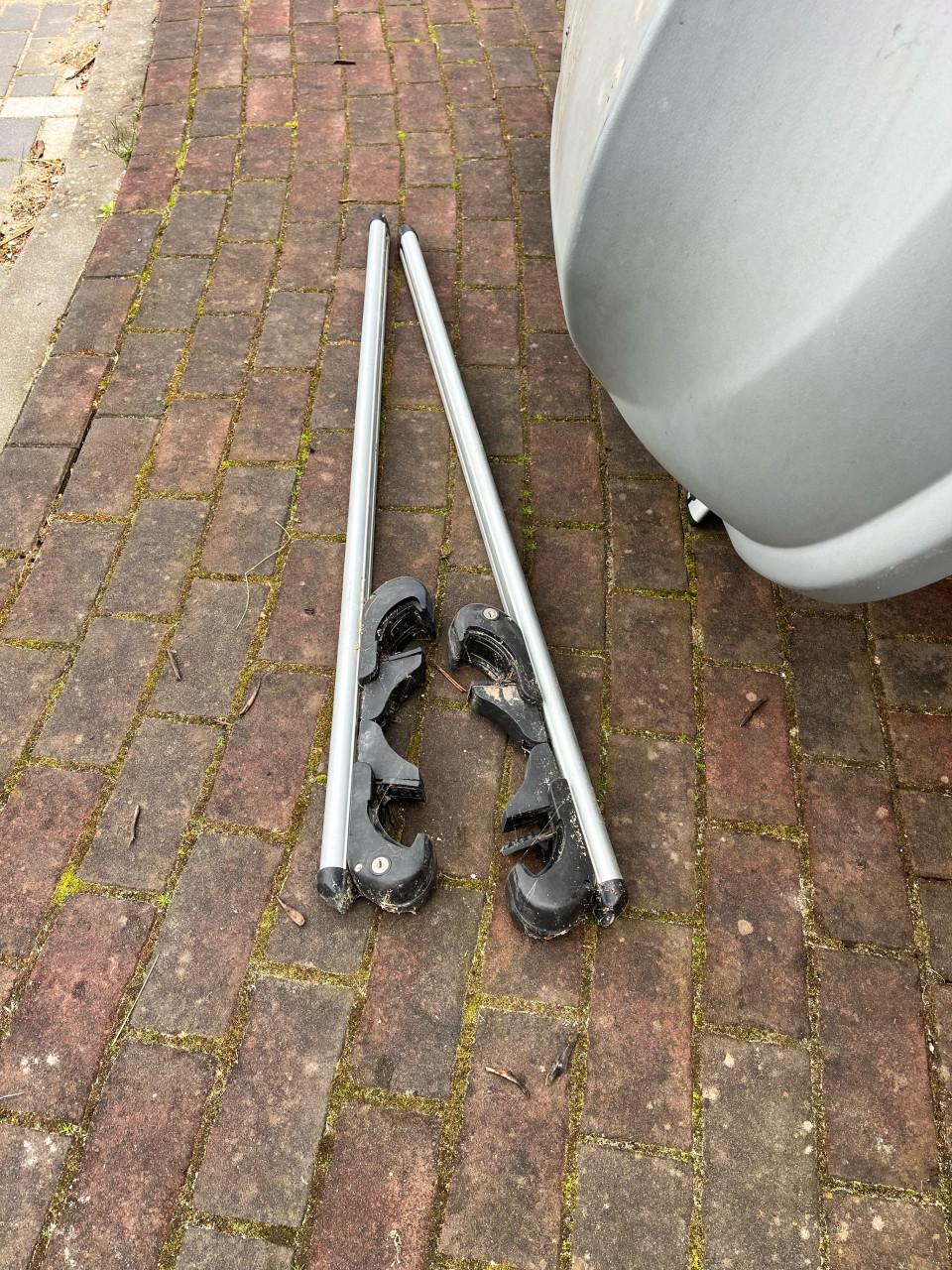 Dakkoffer met twee sets dakdragers Kia Niro & Toyota Yaris Verso