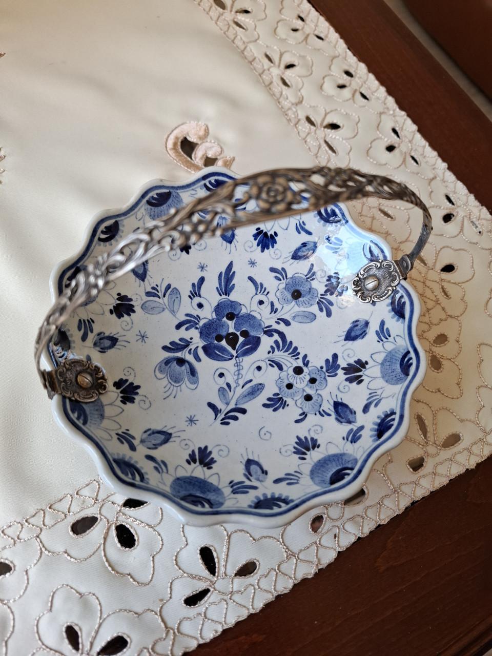 Delfs blauw schaaltje met bewerkt zilveren henksel