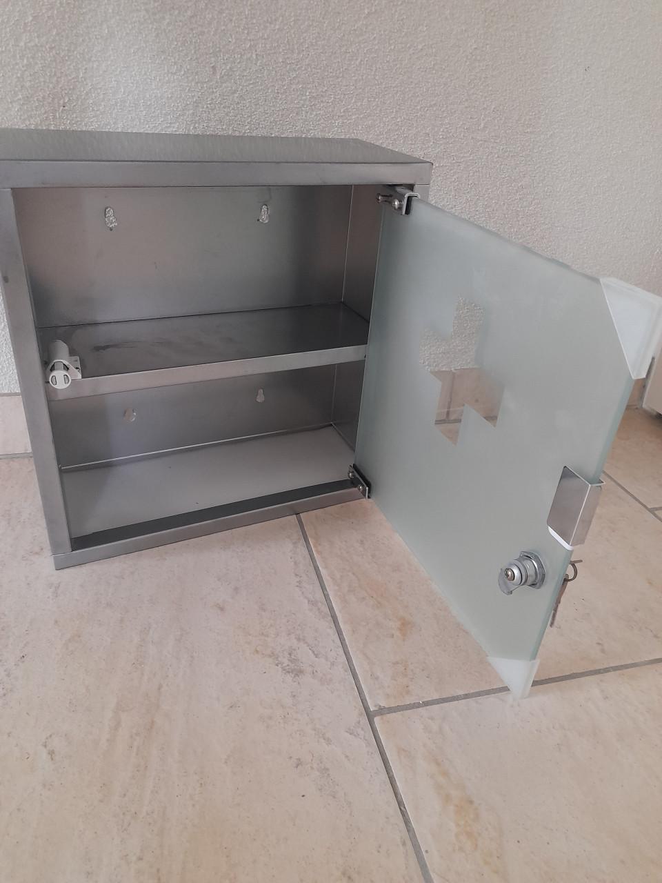 Medicijnkastje  30 x 30 x 12 cm (in goede staat )