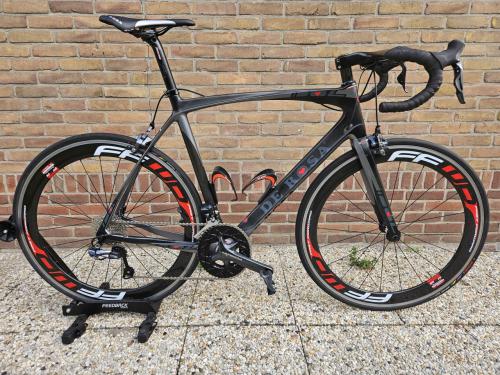 Mooie Italiaanse full carbon racer met Ultegra Di2 11-speed
