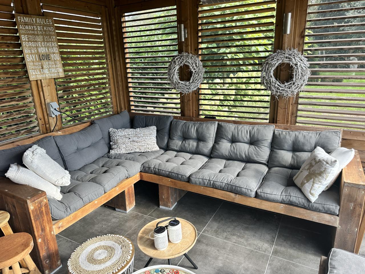 Steigerhouten loungebank + hockers