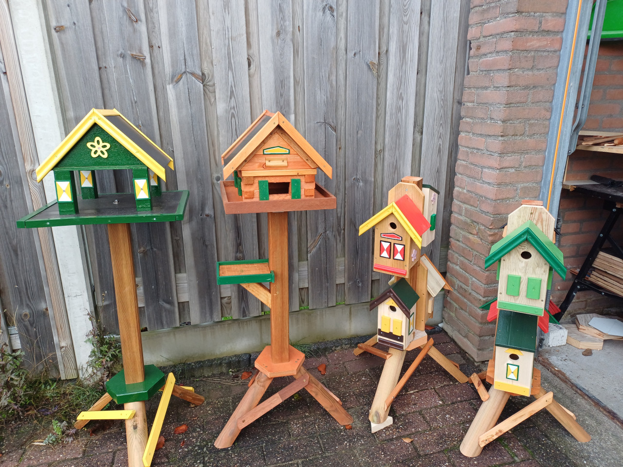 De Leukste Vogelhuisjes , Nestkastjes en voederplateaux zie foto's