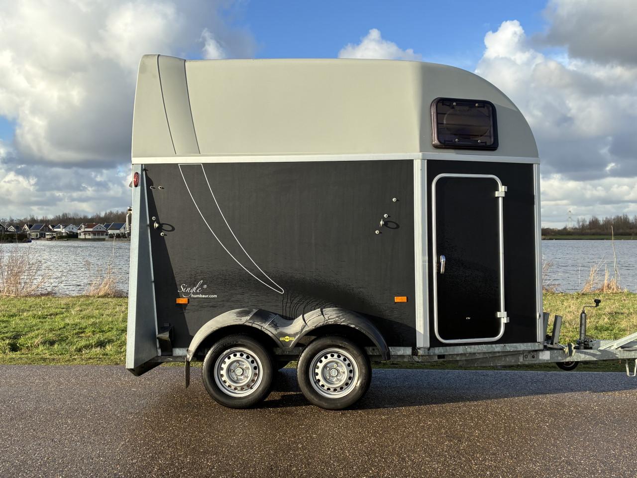 Hoge 1,5 paards Humbaur Single met alubicomp bodem b.j. 2016