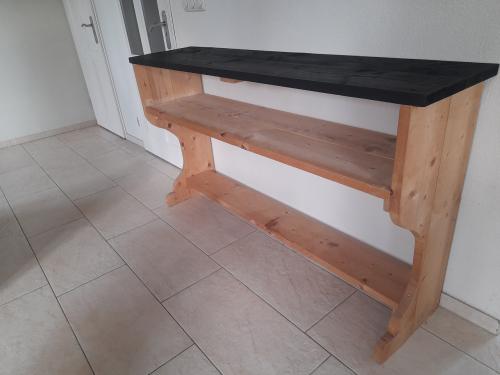 Stoere massief houten side table 165 x 39 x 93.5H ( in goede nette staat )