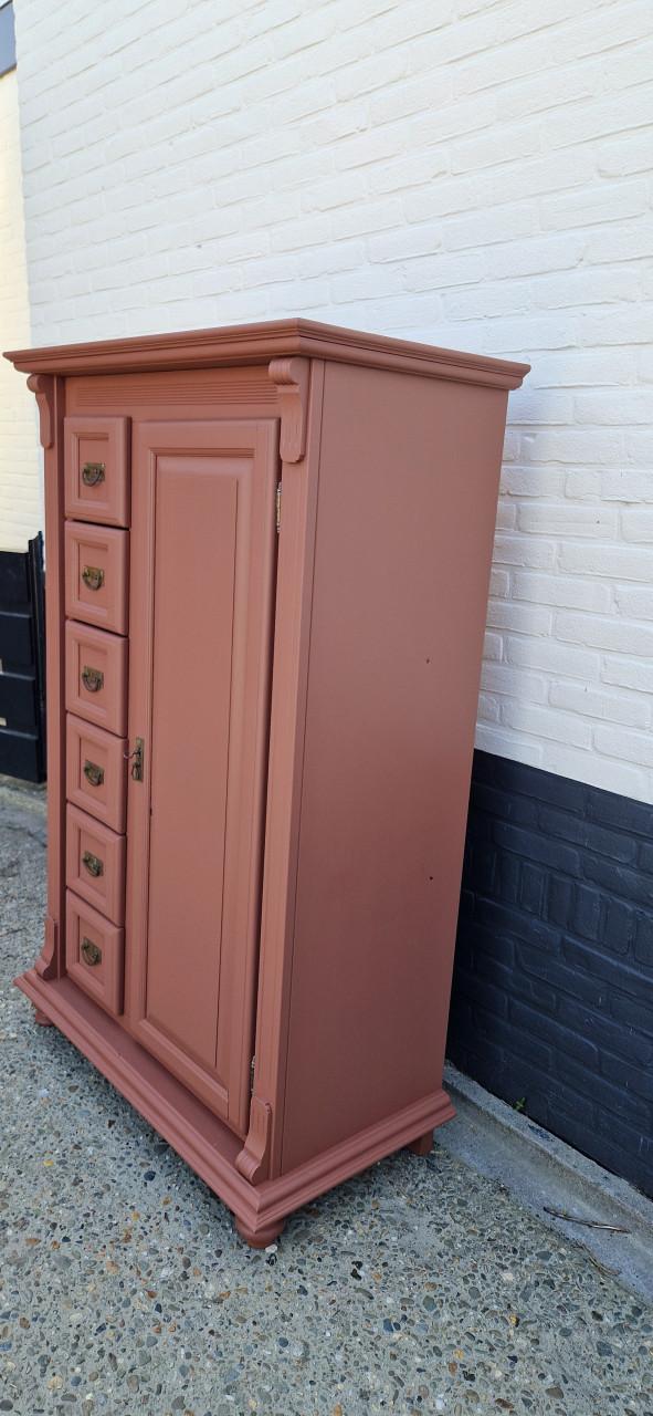 Grenen meidenkast in koper bruine kleur