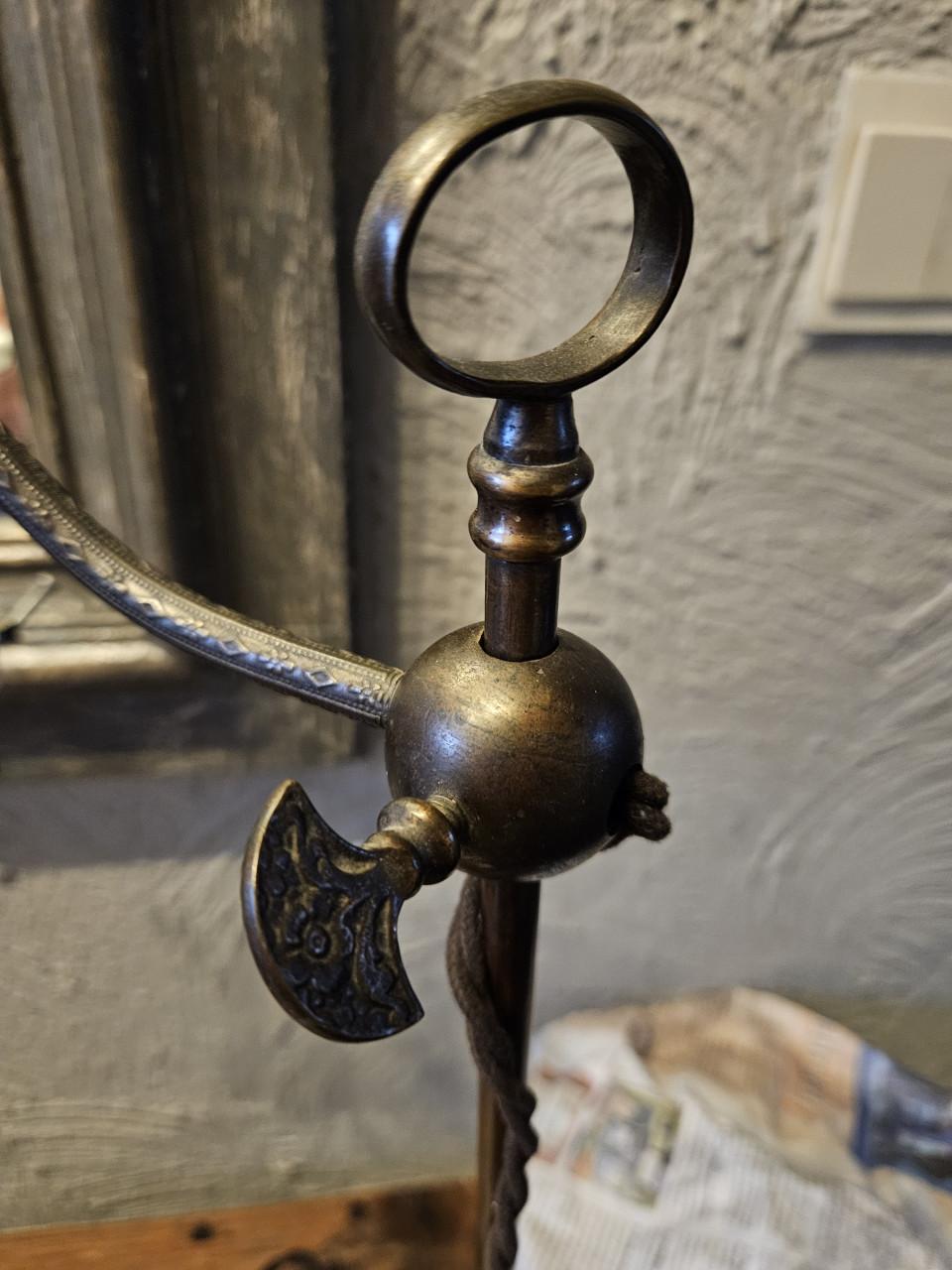 Antieke bronzen tafellamp met glazen kap, nette staat en werkend
