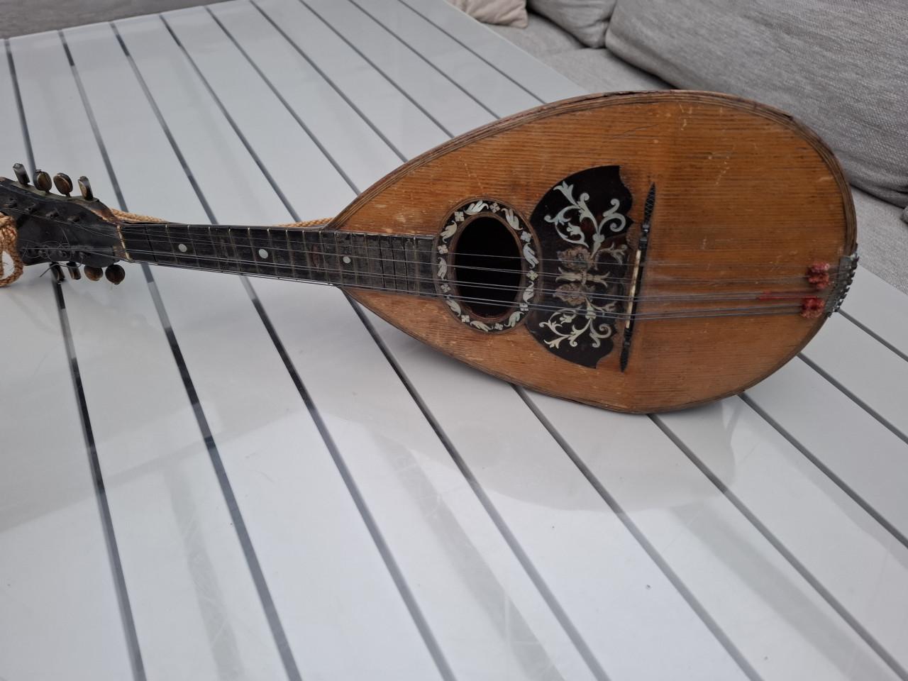 Oude mandoline van E. Patierno .