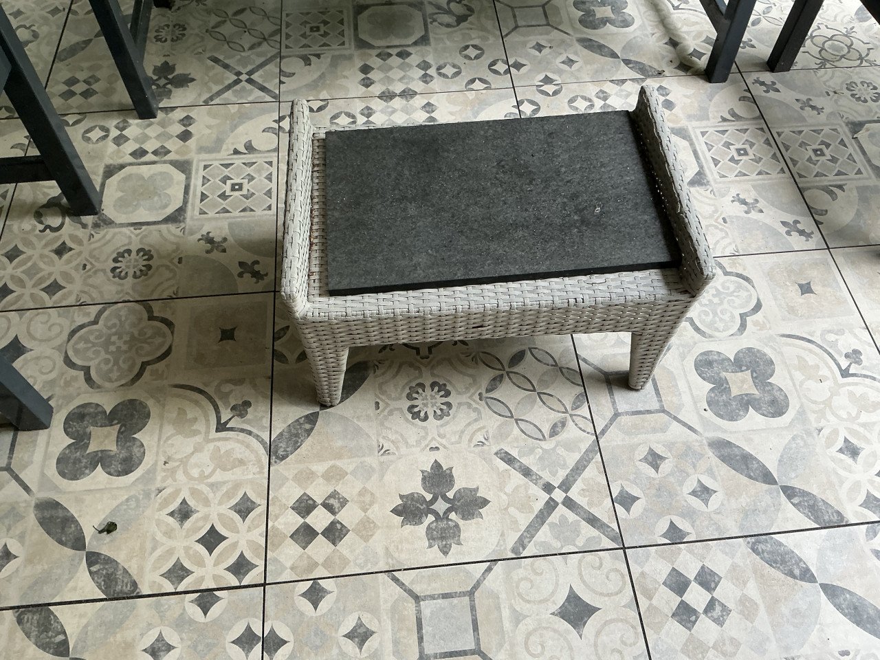 Te koop: twee tuinstoelen wicker en bijbehorende voetenbank