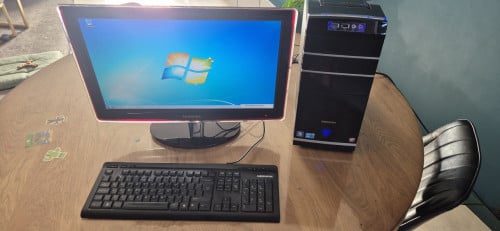 Pc met monitor en toetsenbord