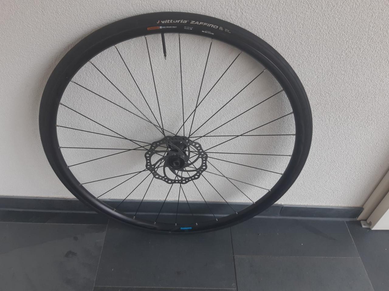 Shimano rs171 wielset met casette, banden en remschijven