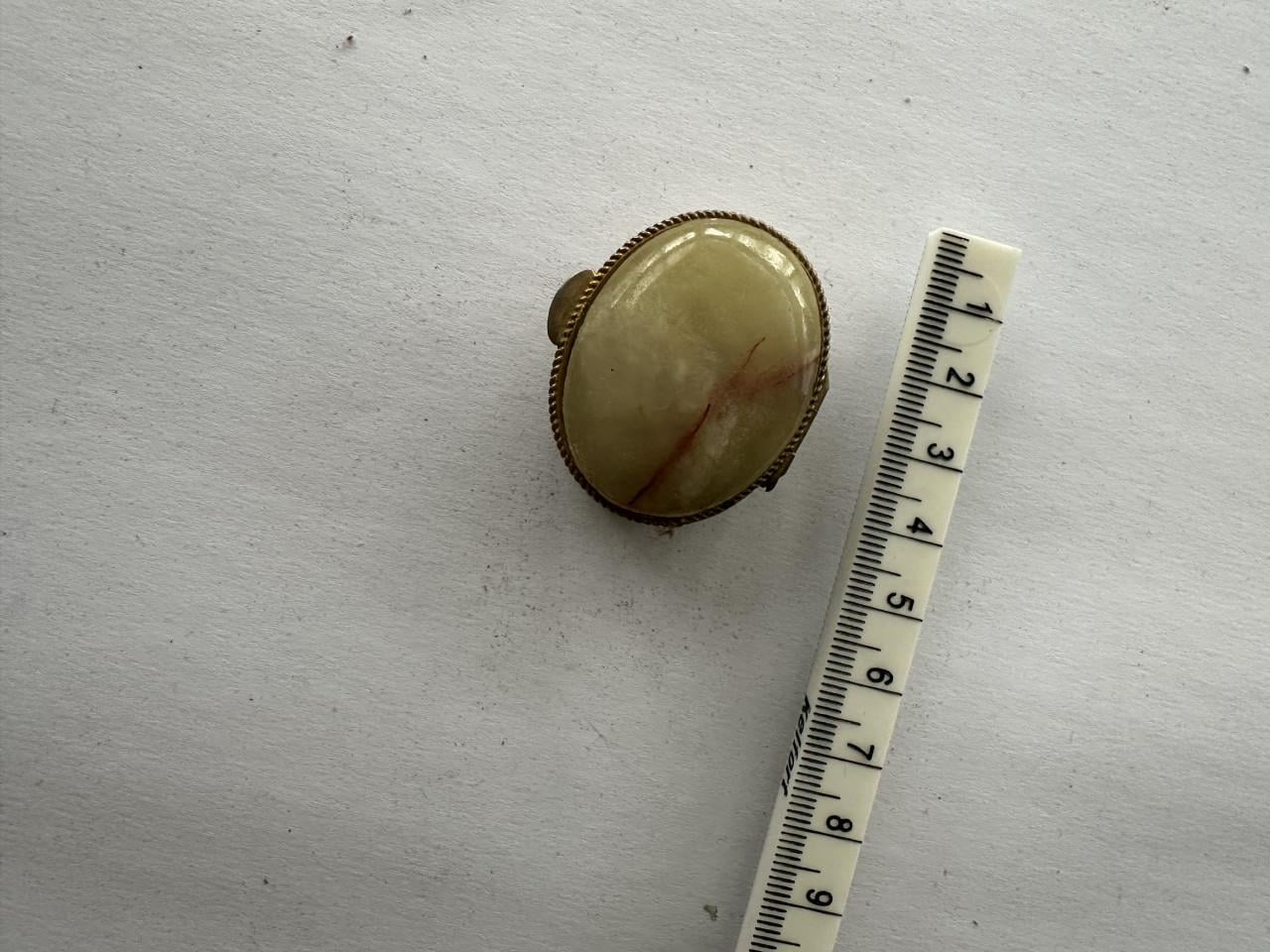 Oud pillendoosje met steen