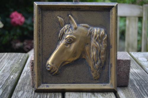 Mooie koperen plaquette van een paardenhoofd.