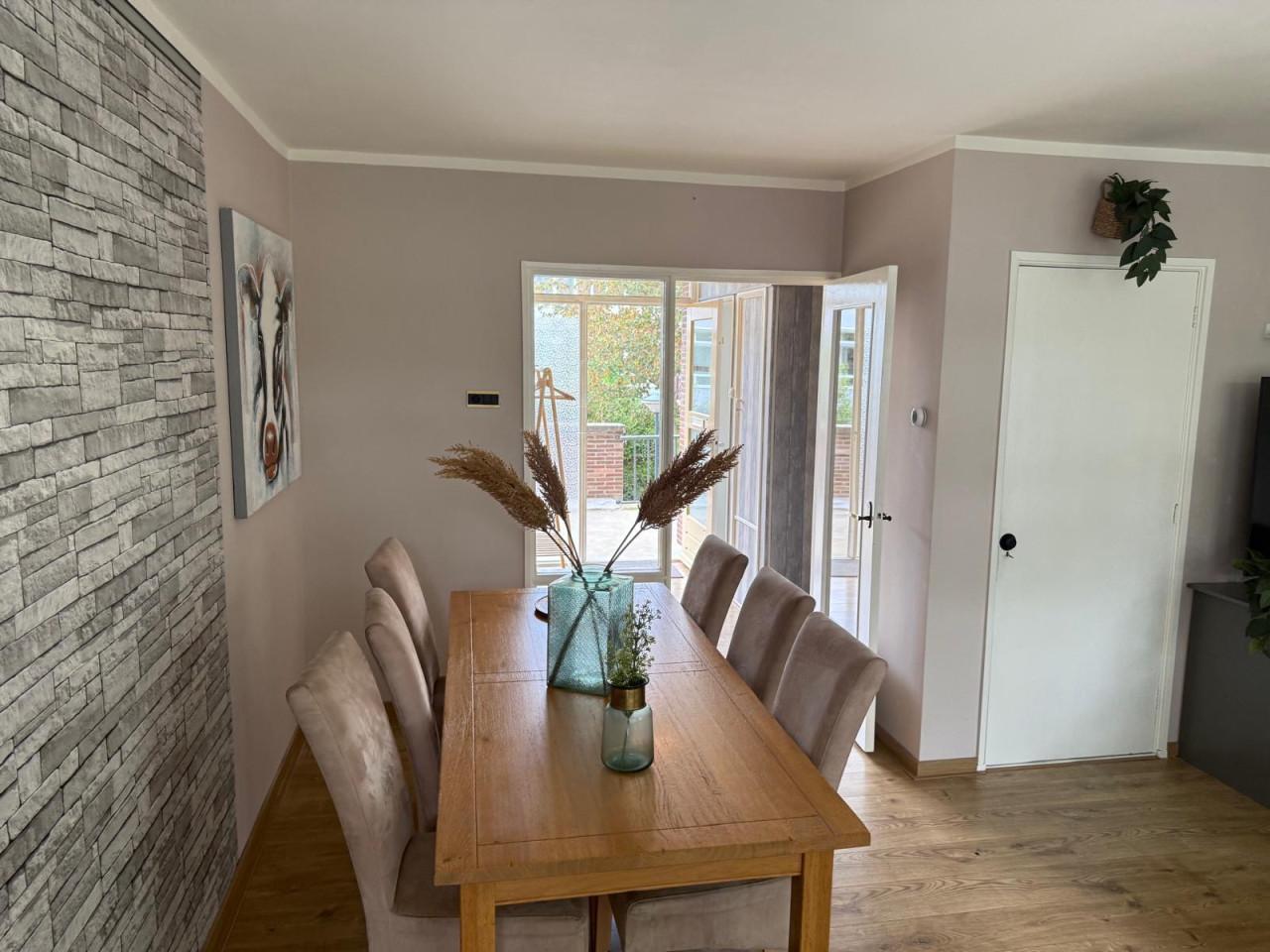 Eettafel met stoelen