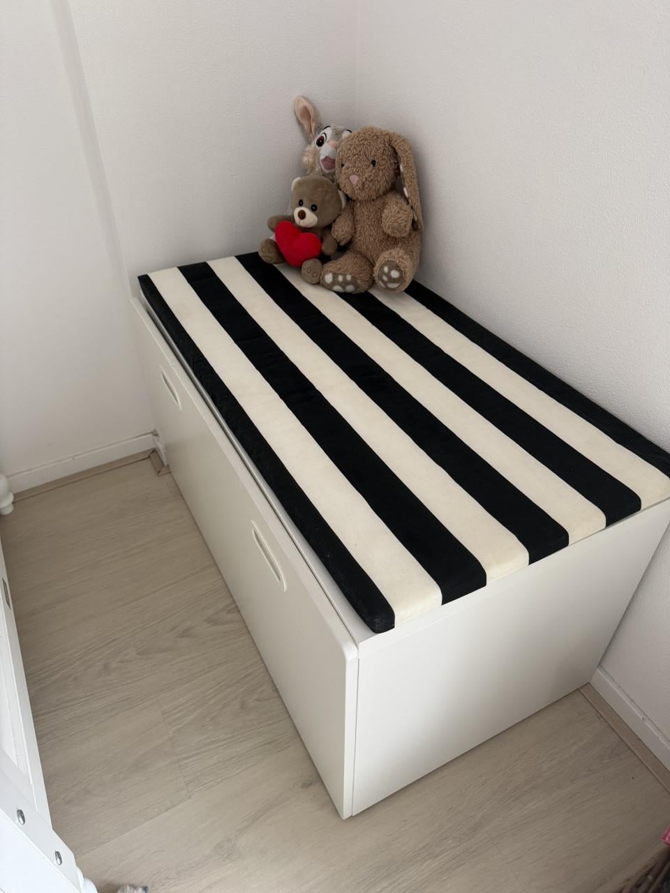 Speelgoedkist en kinder bureau met stoeltje van Ikea