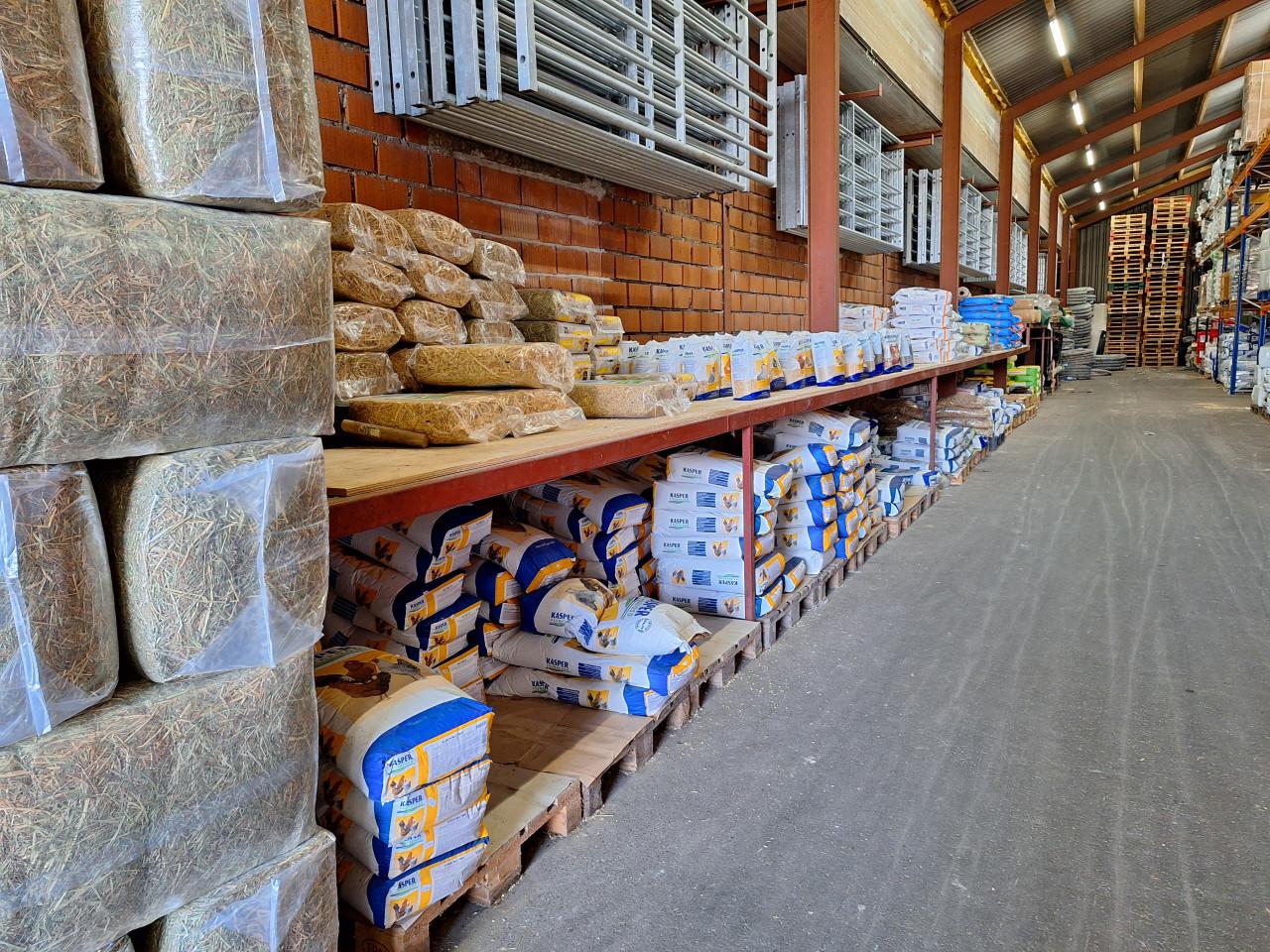 Diervoeders en stalbedekking  voor kippen, paarden, schapen etc.