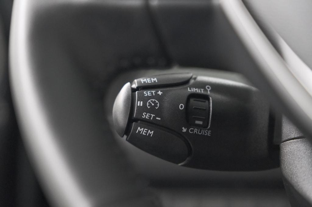 Peugeot 208 puretech 100 allure | apple carplay | parkeersensoren | climate