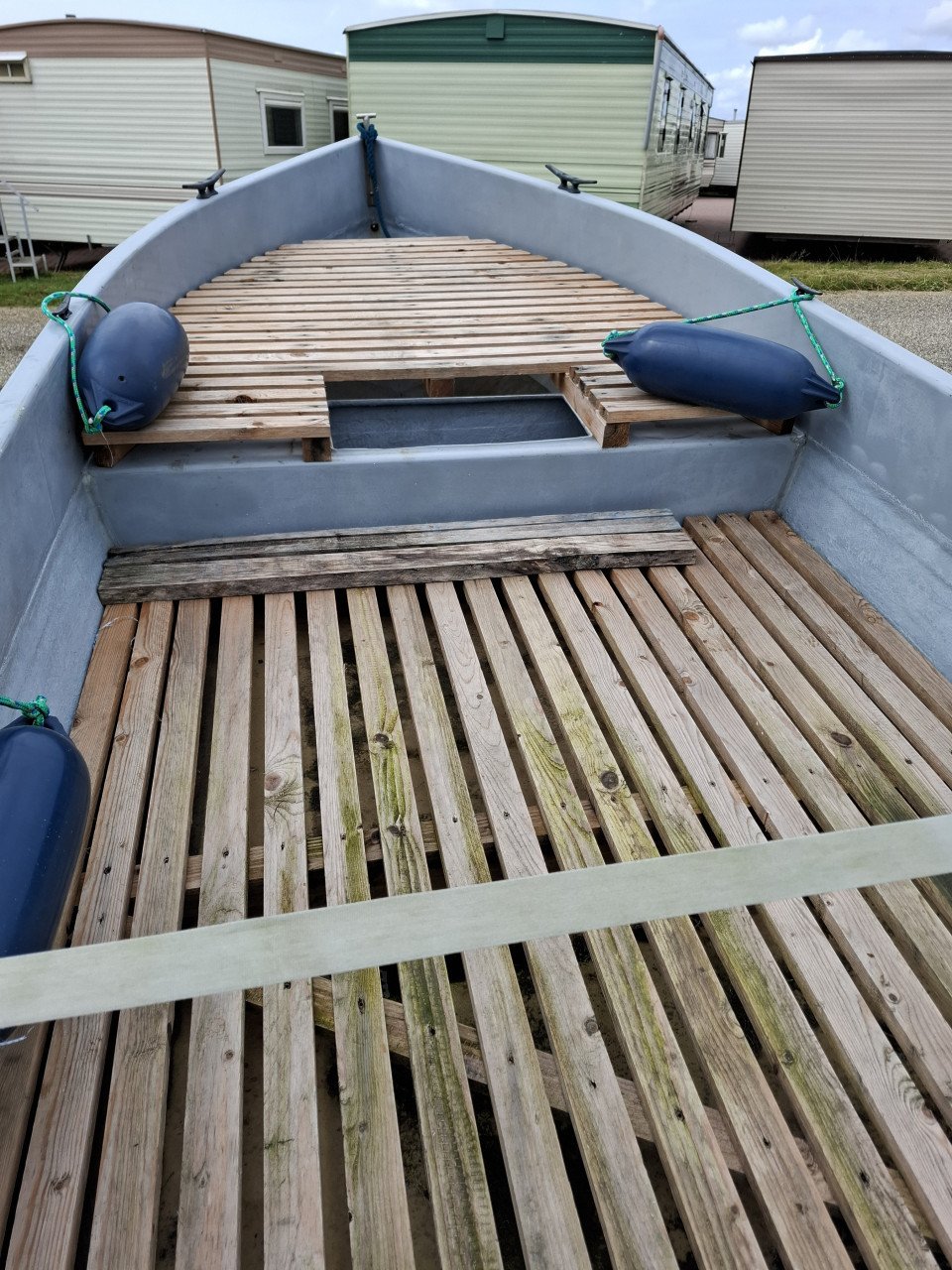Polyester visbootje met trailer en 6pk suzuki