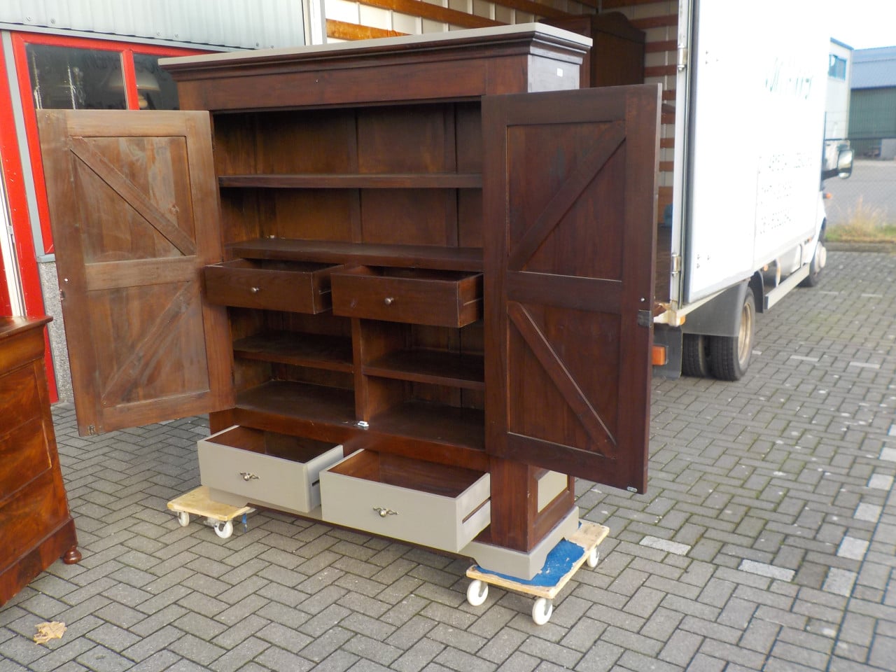 Geheel massief wandmeubel met4 laden waarvan 2 in kast in zeer goede staat