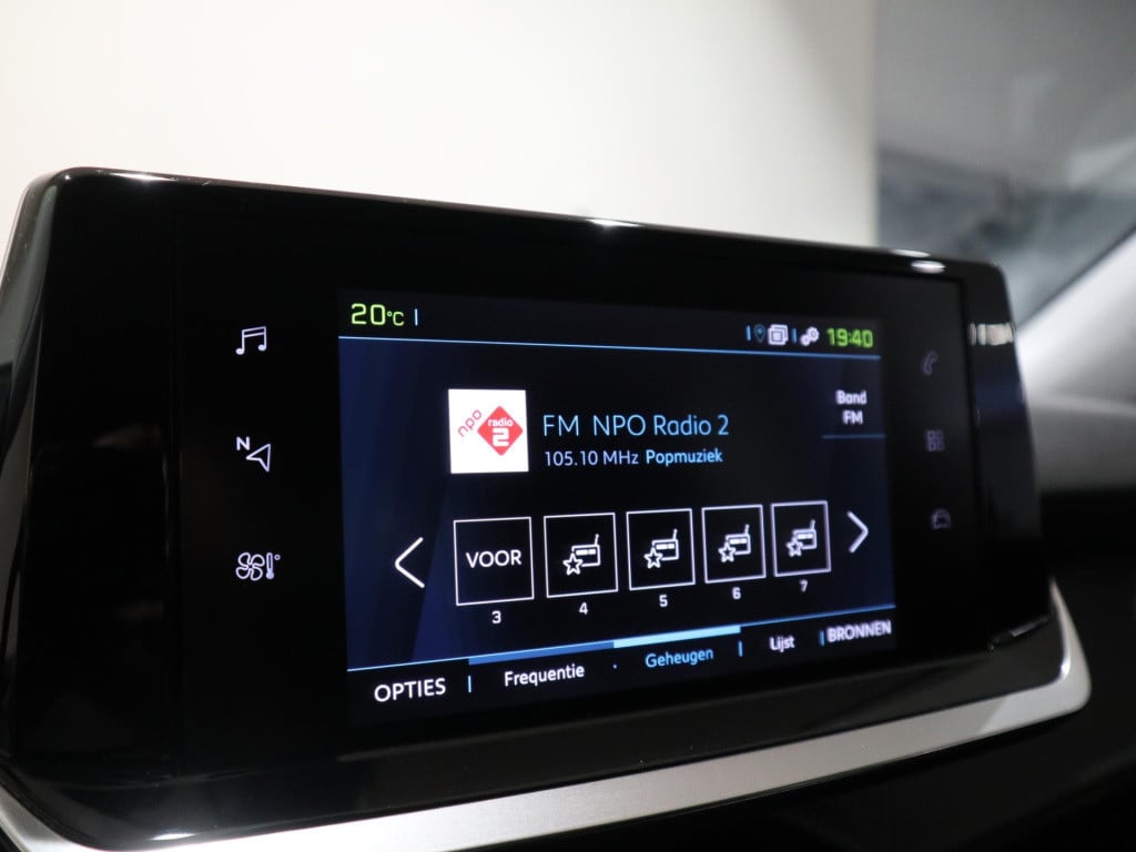 Peugeot E-2008 ev active 50 kwh | 31.000km! | navigatie | apple carplay/and