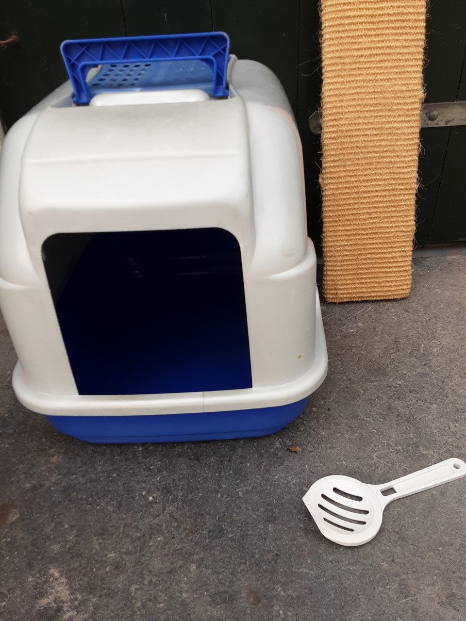 Kattenbak met schepje en krabplankje
