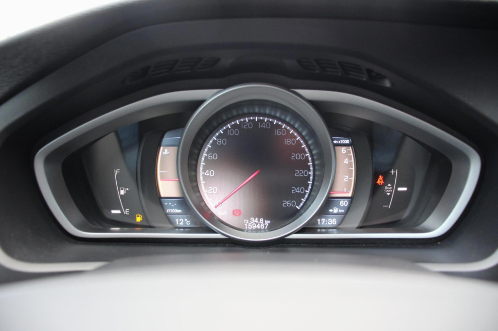 Volvo V40 1.6 t3 momentum -xenon - trekhaak - navi - achteruitrij camera - 