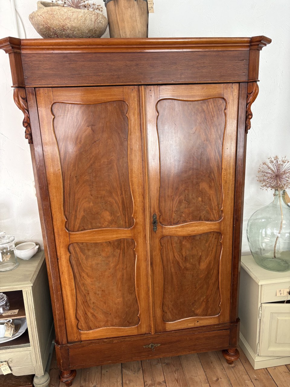 Oude kast met 2 deuren en 2 laadjes
