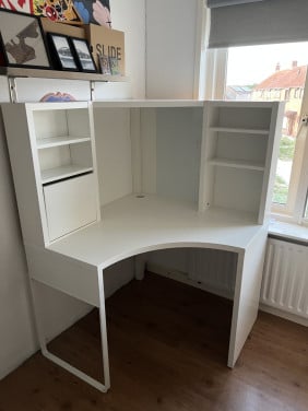 Bureau wit